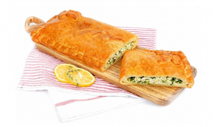 Пирог с рыбой, зеленым луком и яйцом